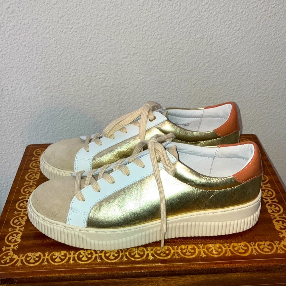 NWOB  9.5 Sofft Gold leather suede sneakers peach white Tan